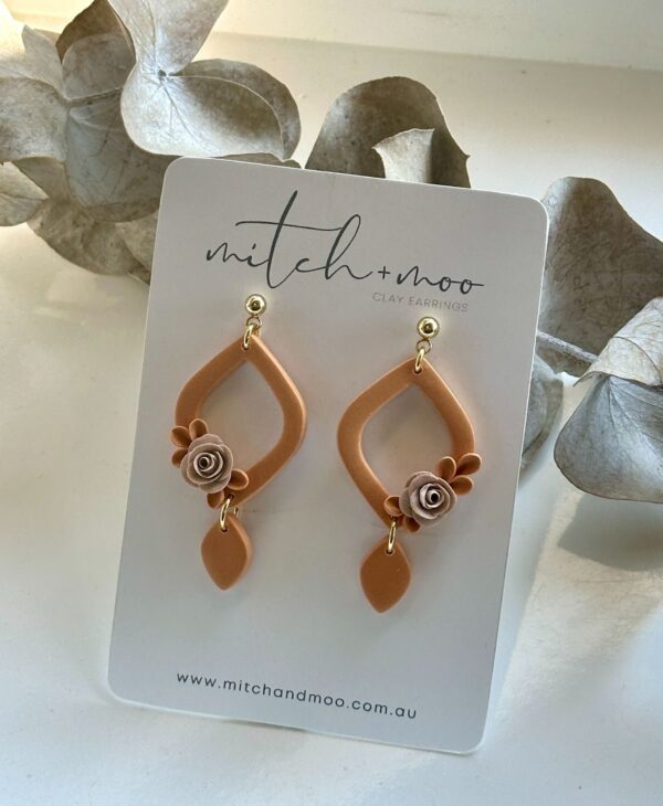 Thea in Ochre